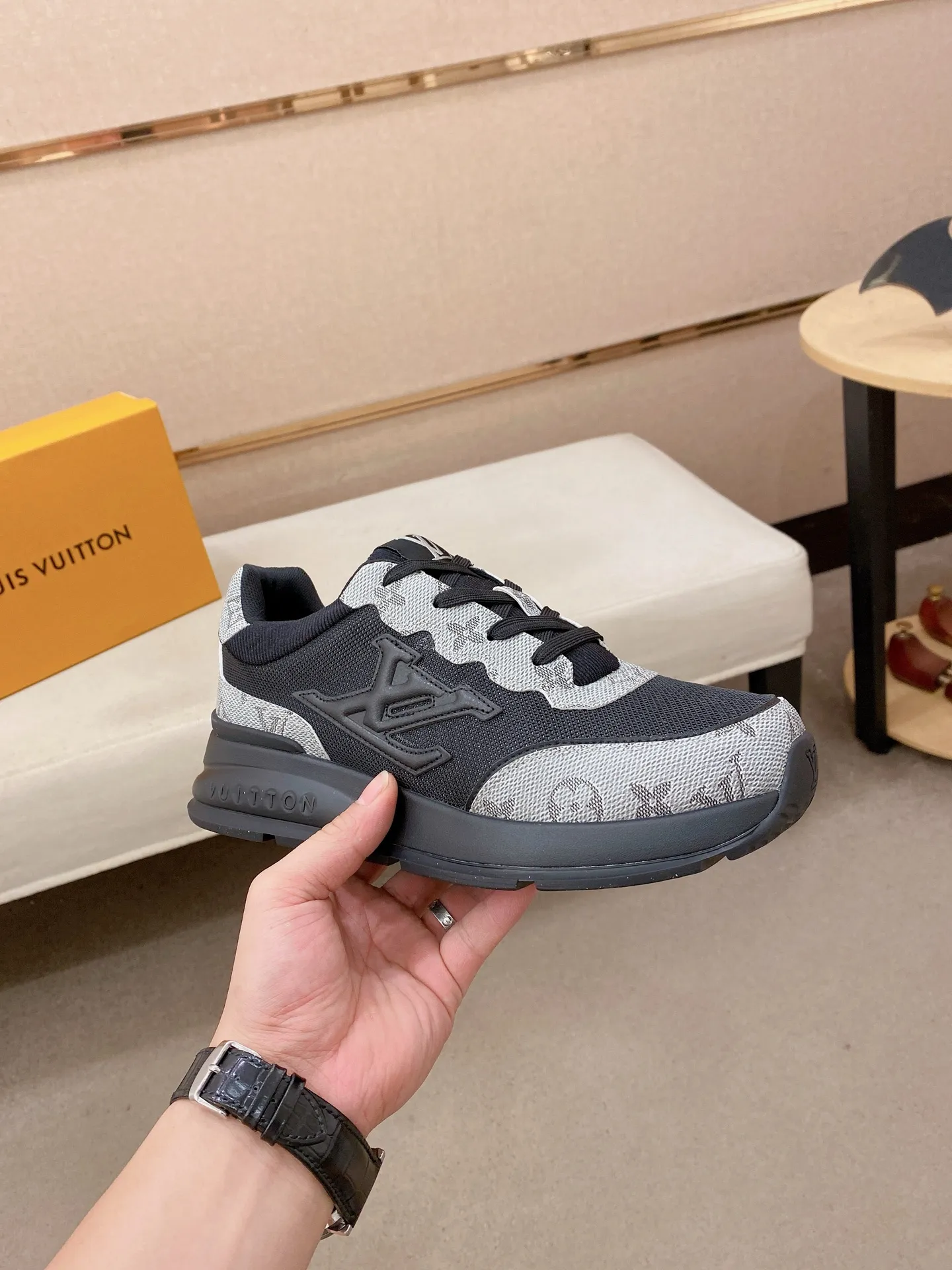 Men's shoes💰 462💰louis vuitton (Louis Vuitton/lv)🔍🔍The new counters are on sale at the same time. The uppers are imported from Italy. ️Re-engraved🇮🇹💪💪, ⚠Sole: The original sole is specially provided by the original factory, the exclusive movable molded sole is super comfortable, ⚠Original factory follow-up goods, 🔍🔍high quality, you can go in and out of the counter at will, welcome to compare⚠. Code number: 38-44 (45/46 customized, non-refundable)
